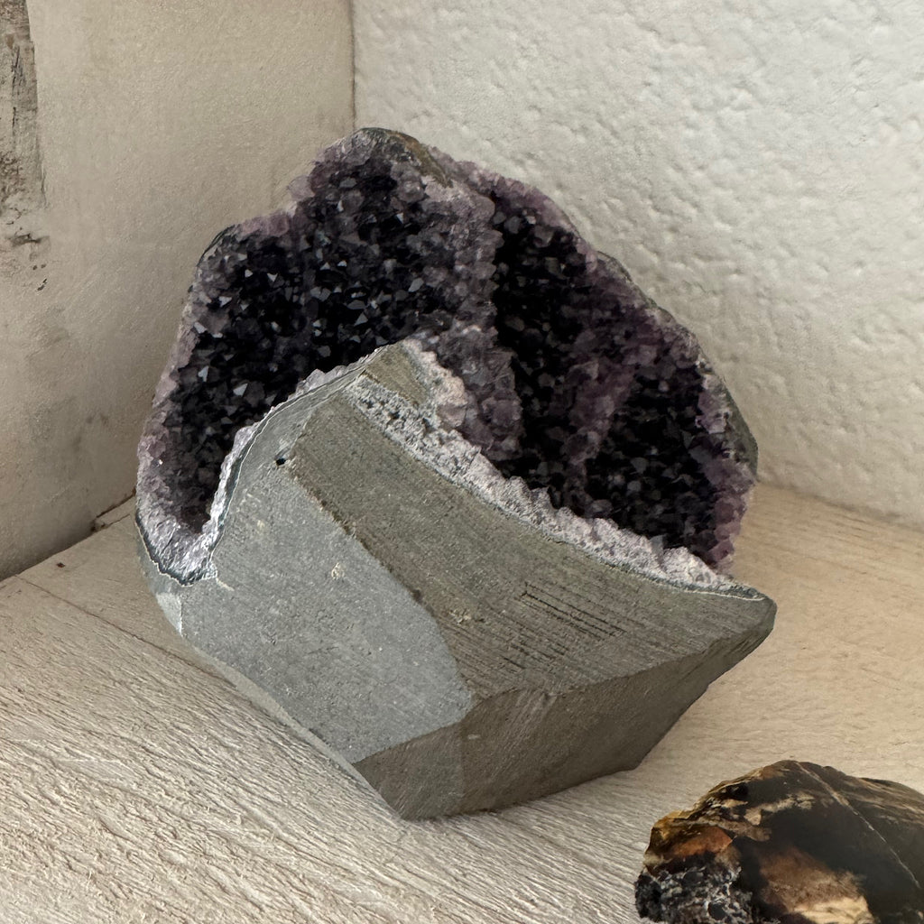 amethist geode uit uruguay cluster donker paars