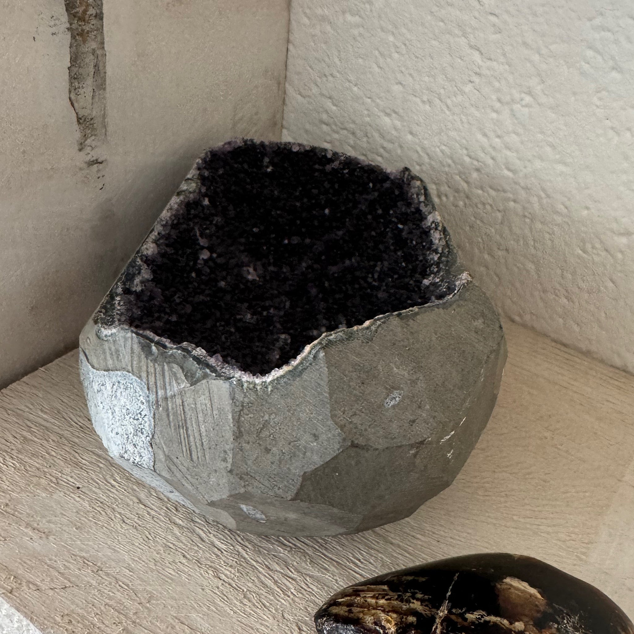 donker paarse kristallen amethist uruguay geode cluster nr7