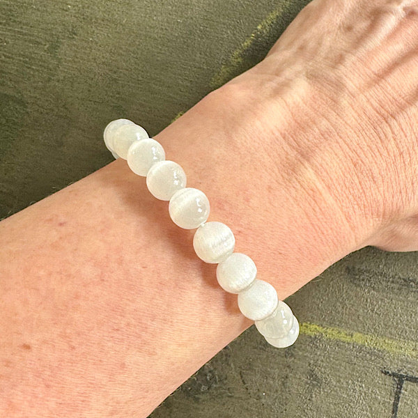 Vrouw draagt Seleniet armband met 8mm kralen – kalmerende maansteen-achtige gloed
