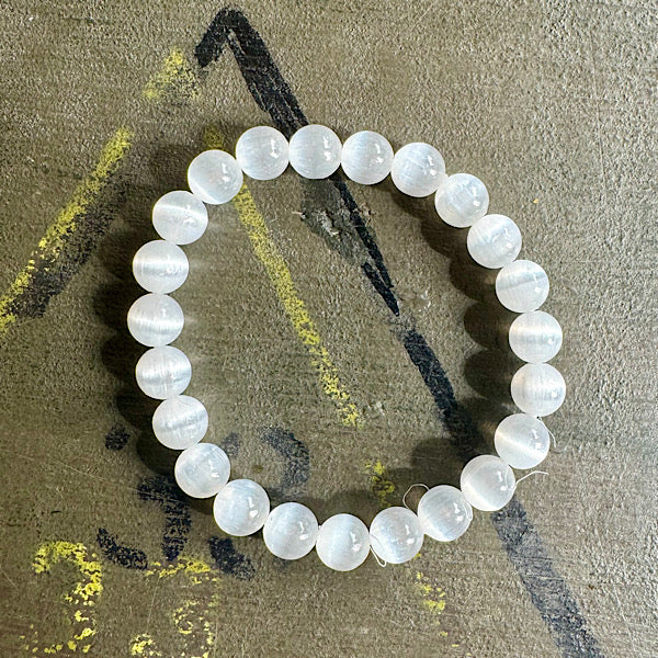 Seleniet armband 8mm kralen op elastiek – detail van de heldere witte kleur