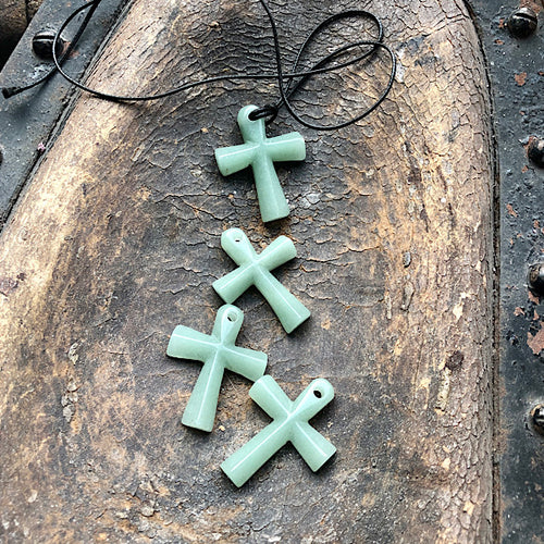 Aventurijn Groen Ankh hanger met zwart waxkoord – op eem zwarte achtergrond