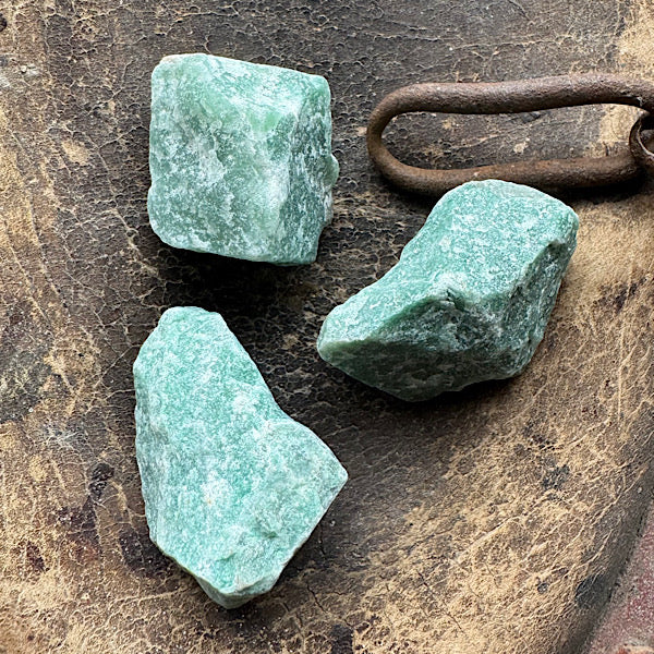 aventurijn groen brok klein ruw brokje kristallen