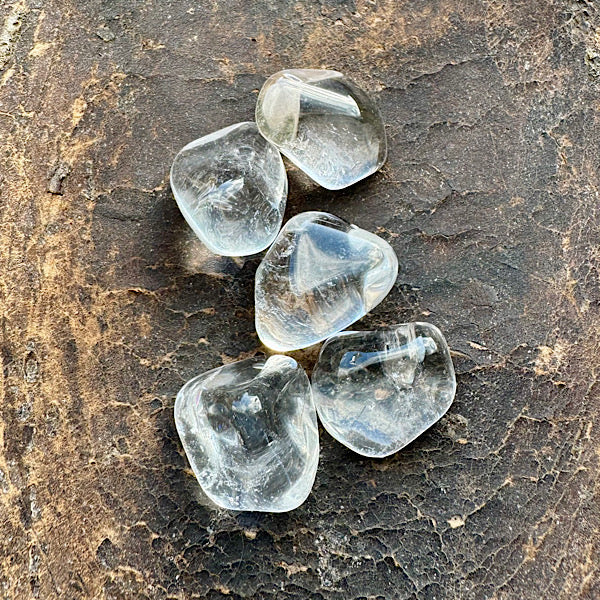 bergkristal trommelsteen helder gouden driehoek