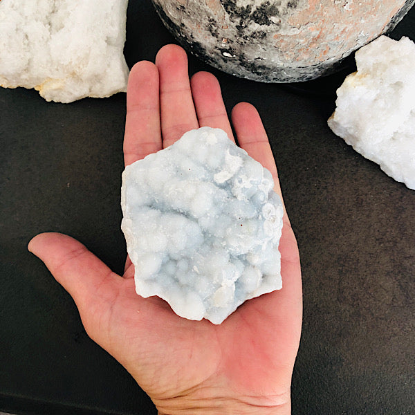 blauwe kwarts ruw gekristalliseerd mineralen edelstenen