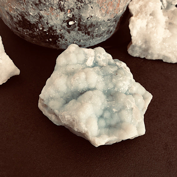 blauwe kwarts ruw gekristalliseerd mineralen edelstenen