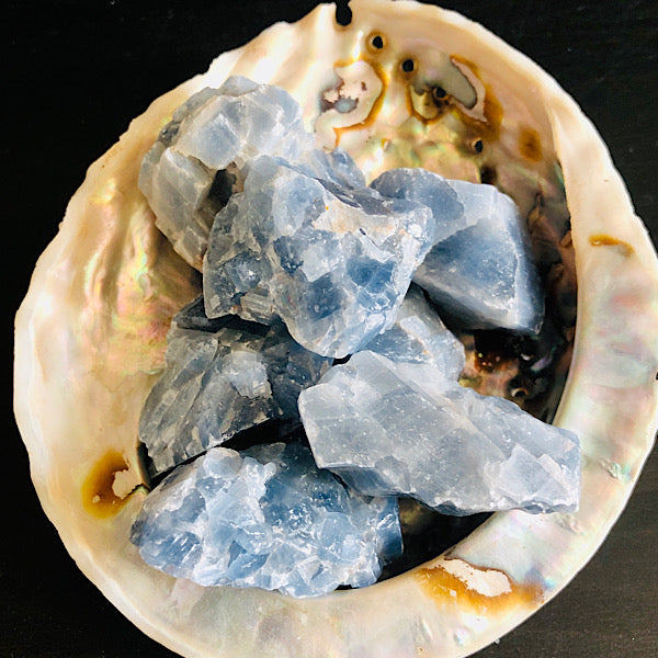 calciet blauw ruwe brokjes edelstenen mineralen winkel kristallen