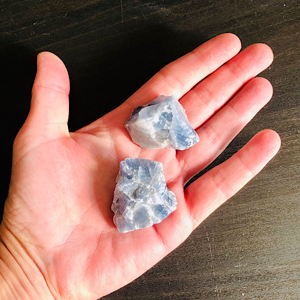 calciet blauw ruwe brokjes edelstenen mineralen winkel kristallen