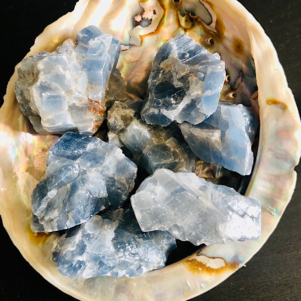 calciet blauw ruwe brokjes edelstenen mineralen winkel kristallen