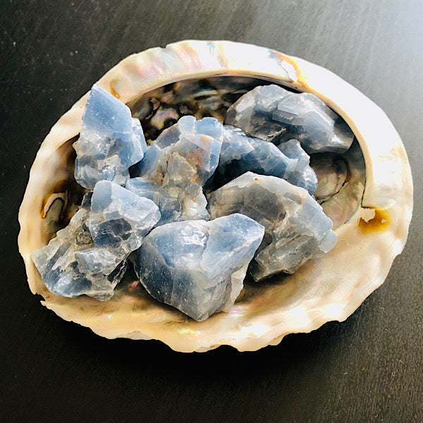 calciet blauw ruwe brokjes edelstenen mineralen winkel kristallen