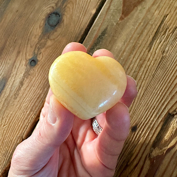 calciet geel hart klein gepolijst kristallen