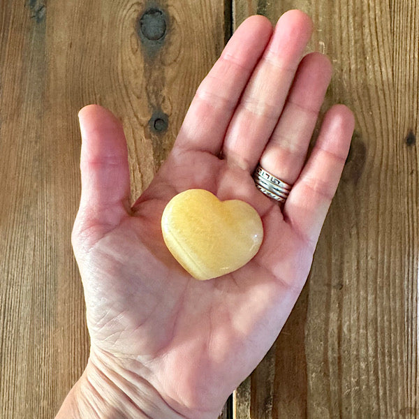 calciet geel hart klein gepolijst mineraal edelsteen