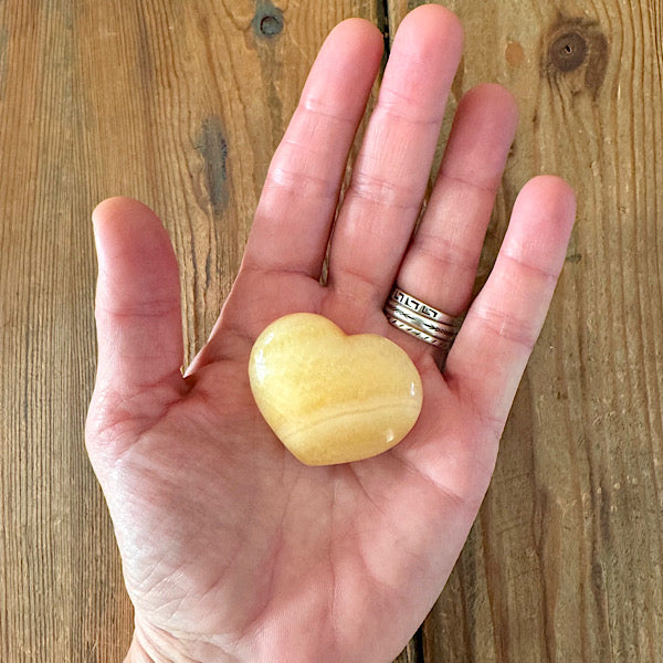 calciet geel hart klein gepolijst kristallen mineraal