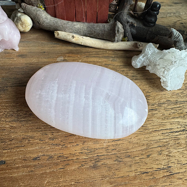 calciet mangano hand zak steen gepolijst-edelstenenmineralenwinkel.nl