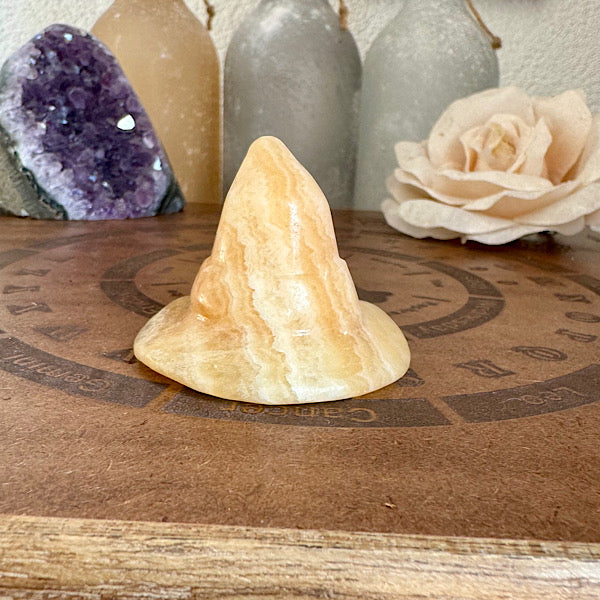 calciet oranje geel heksen hoed edelstenen mineralen winkel gepolijst figuur