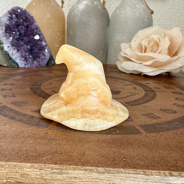 calciet oranje geel heksen hoed edelstenen mineralen winkel gepolijst figuur