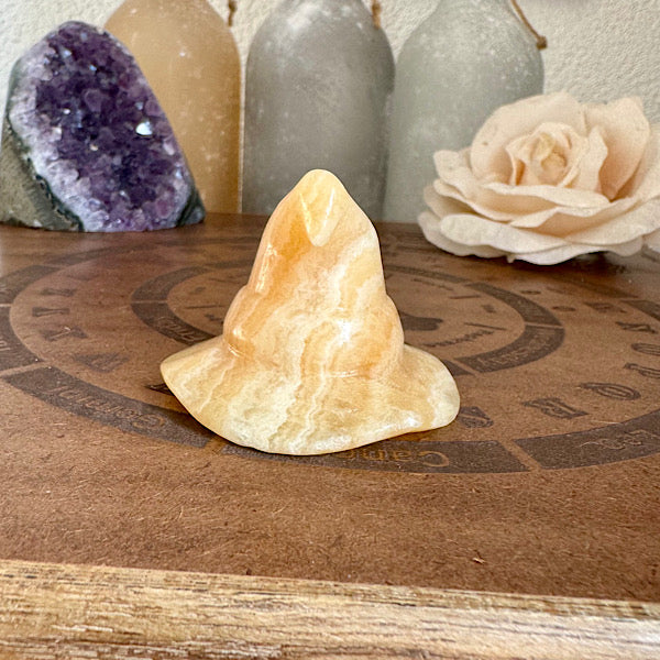 calciet oranje geel heksen hoed edelstenen mineralen winkel gepolijst figuur