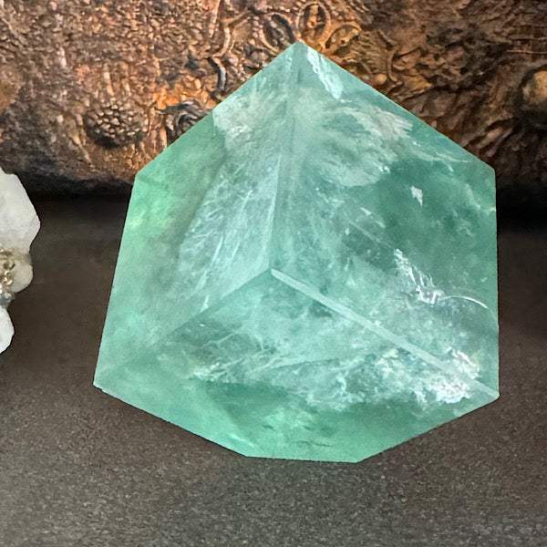 fluoriet groen kubus geslepen vorm kristallen edelstenenmineralenwinkel.nl