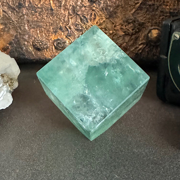 fluoriet groen kubus geslepen vorm kristallen