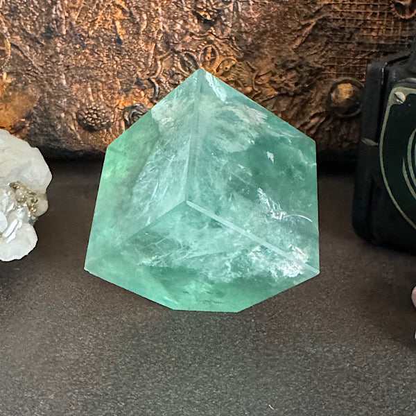 fluoriet groen kubus geslepen vorm kristallen