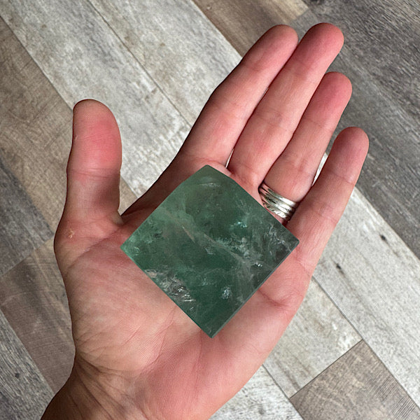 fluoriet groen kubus geslepen vorm kristallen