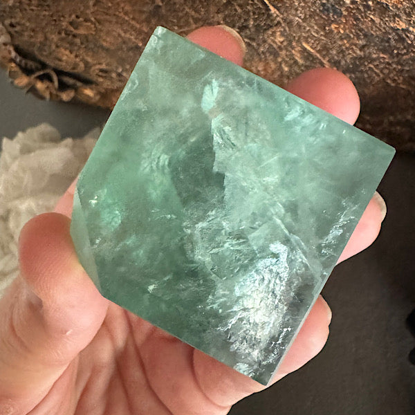 fluoriet groen kubus geslepen vorm kristallen