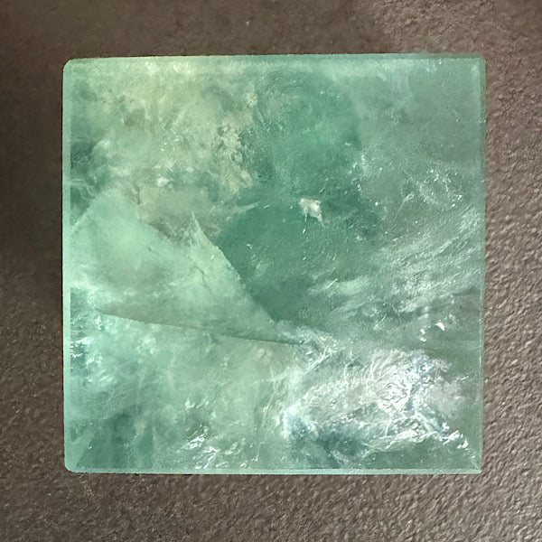 fluoriet groen kubus geslepen vorm kristallen