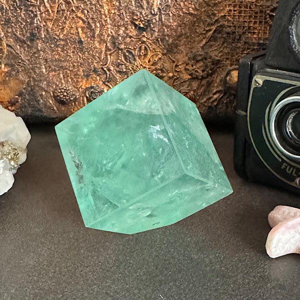 fluoriet groen kubus geslepen vorm kristallen