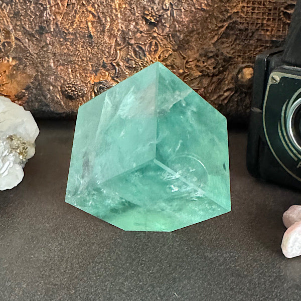 fluoriet groen kubus geslepen vorm kristallen