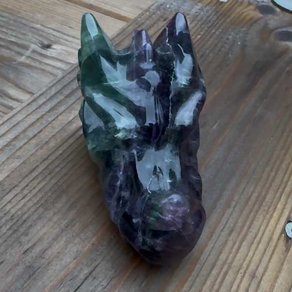 fluoriet regenboog draken schedel skull dragon edelsteen A