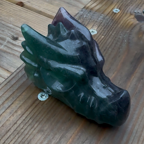 fluoriet regenboog draken schedel skull dragon edelsteen B