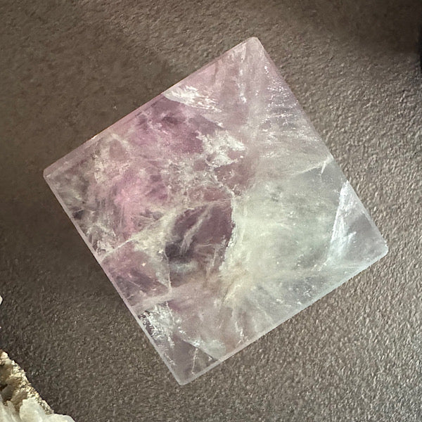 fluoriet regenboog kubus vorm