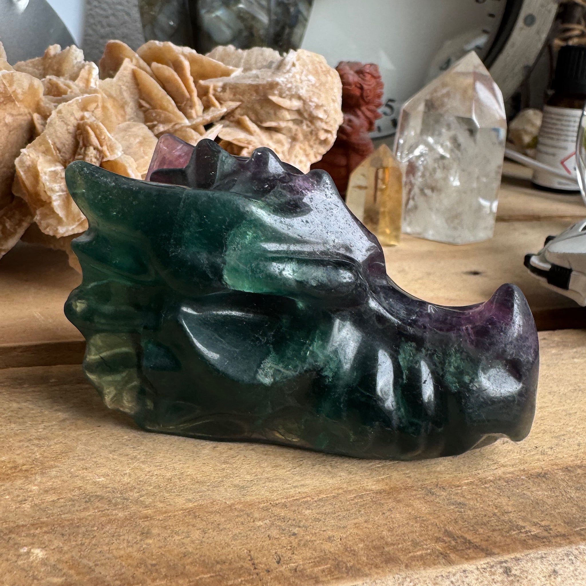 fluoriet regenboog drakenschedel dragon skul B zijkant