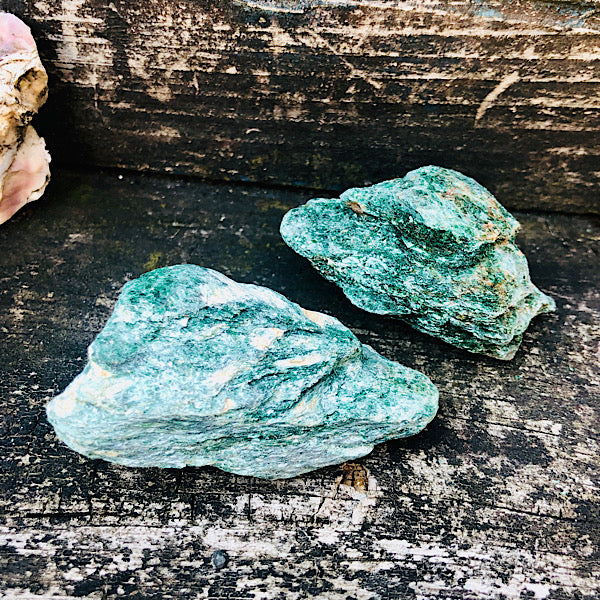 fuchsiet groen ruw brokje kristallen edelstenen mineralen winkel