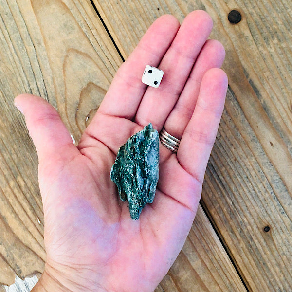 fuchsiet groen ruw brokje kristallen edelstenen mineralen winkel