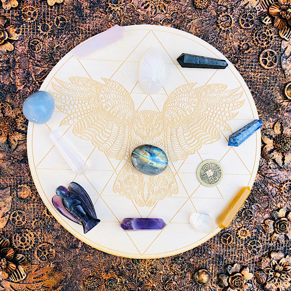 grid bord beukenhout met uil gegraveerd grid legging pendelen mineralen