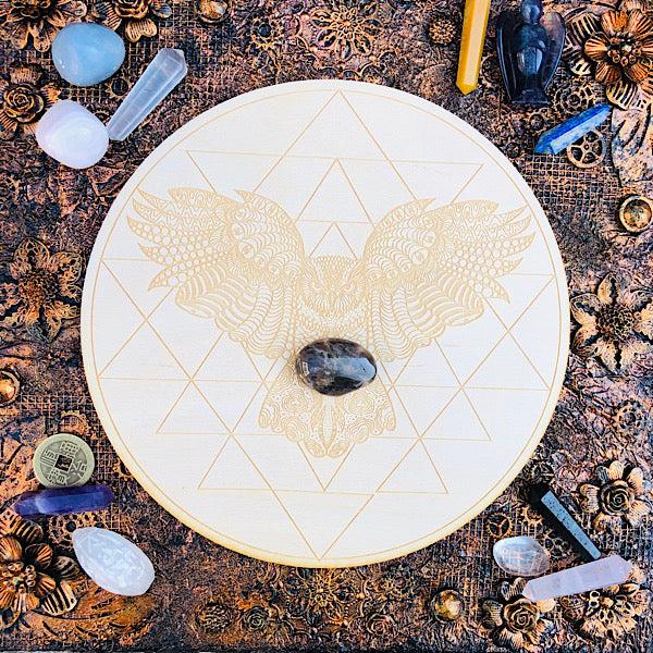 grid bord beukenhout met uil gegraveerd grid legging pendelen mineralen