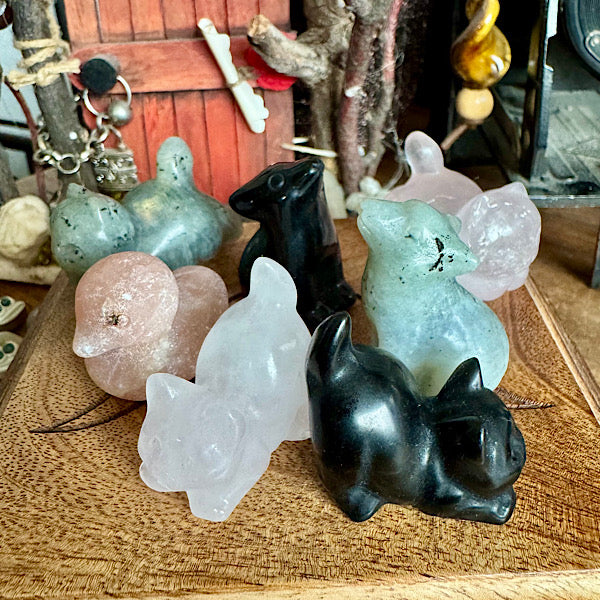 jade labradoriet rozekwarts obsidiaan figuurtjes wolf kat dikkie eend edelstenenmineralenwinkel.nl