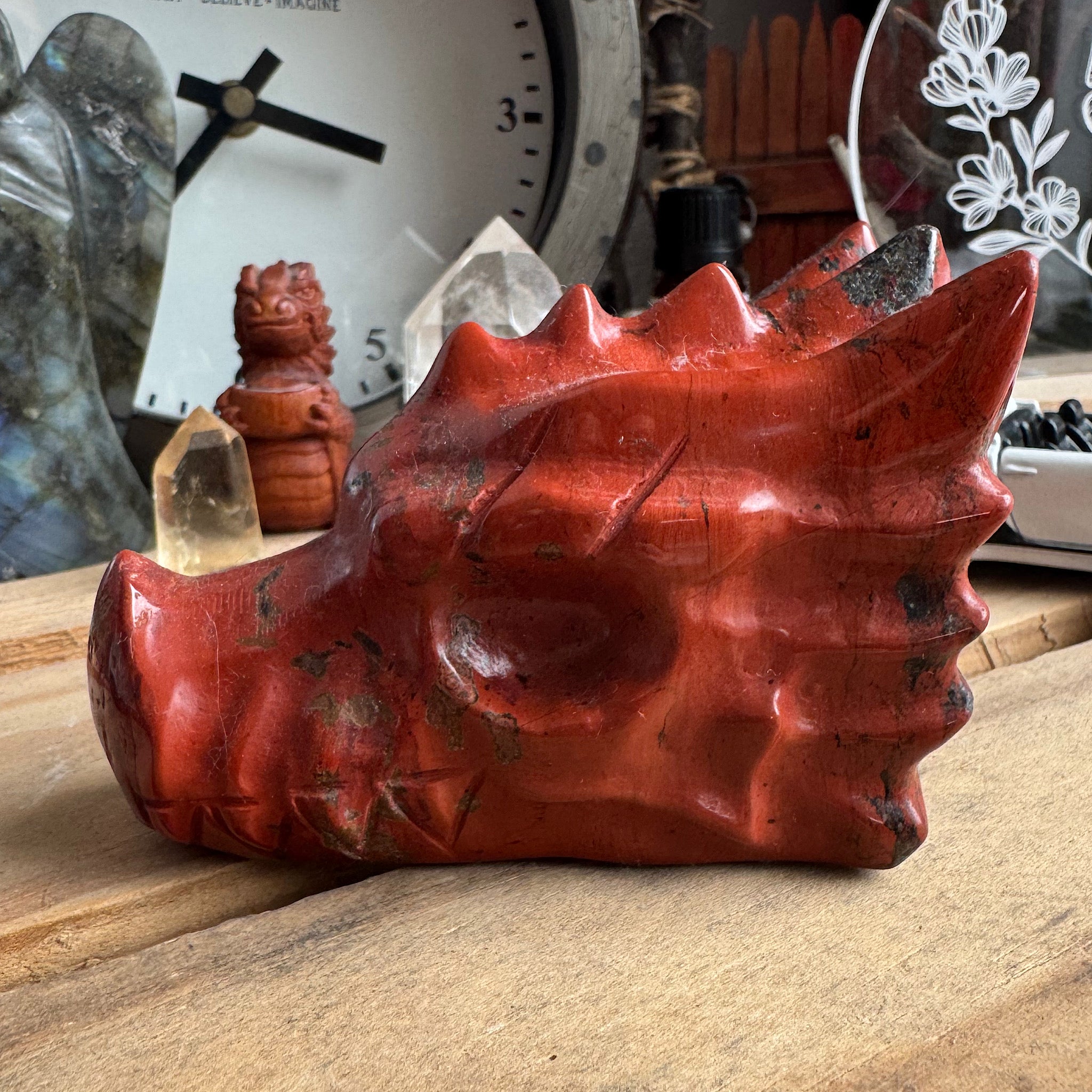 jaspis rood drakenschedel dragon skull dichtbij foto