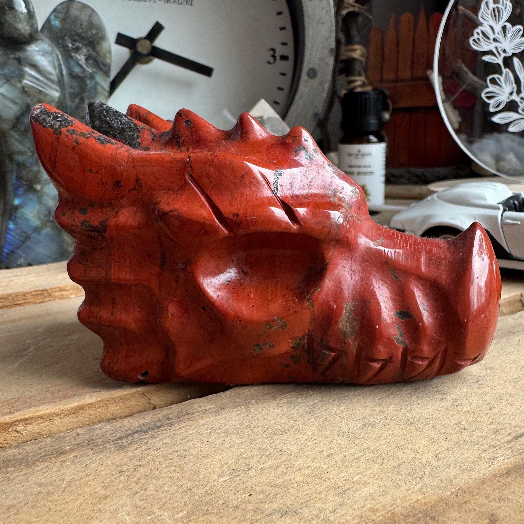 jaspis rood drakenschedel dragon skull zijkant