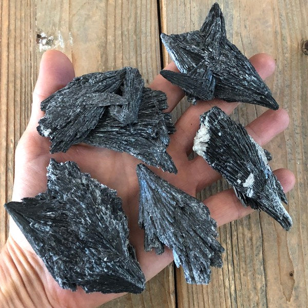 kyaniet zwart ruw groep mineralen