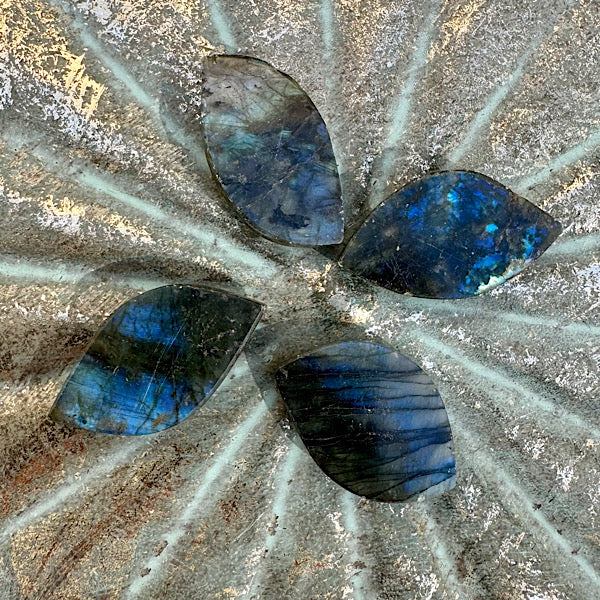 labradoriet cabochon gepolijstedelstenenmineralenwinkel blauw