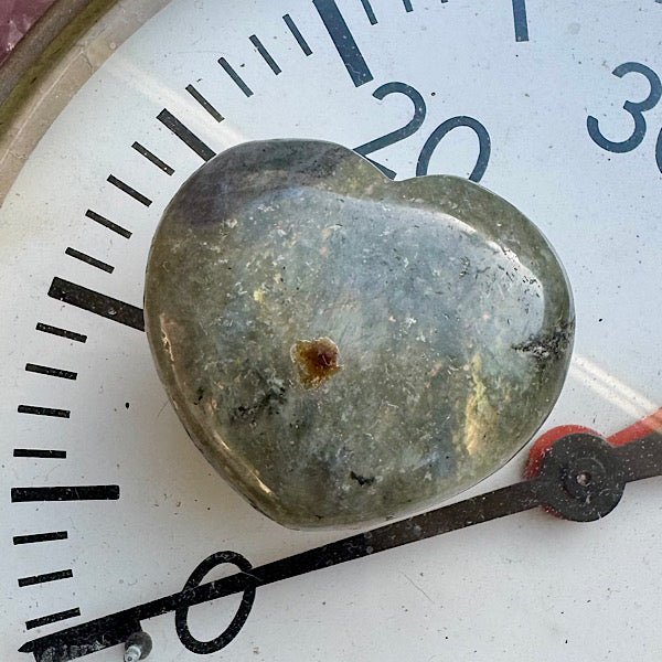 labradoriet hart klein gepolijst B edelstenenmineralenwinkel.nl geel groen blauw oranje