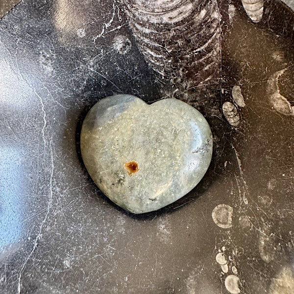 labradoriet hart klein gepolijst B mineraal blauw groen geel oranje