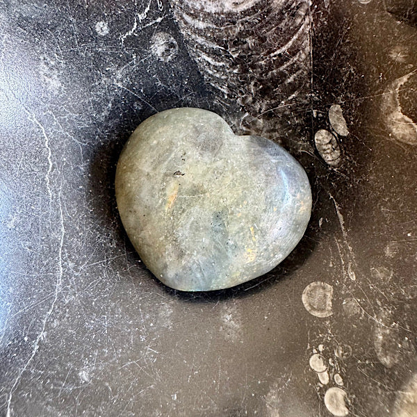 labradoriet hart klein gepolijst B edelsteen geel oranje groen blauw