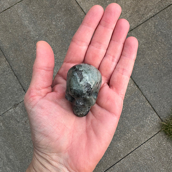 labradoriet schedel skull edelsteen gepolijst