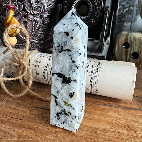 maansteen regenboog toren obelisk punt gepolijst blauwe flash kristallen