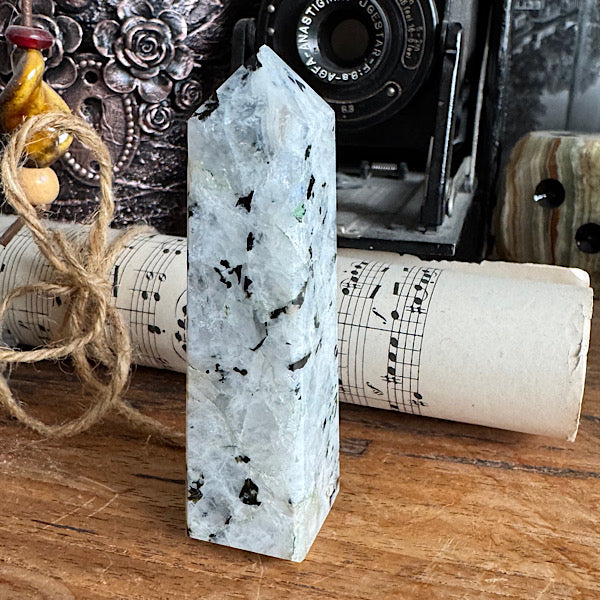 maansteen regenboog toren obelisk punt gepolijst edelstenenmineralenwinkel.nl kristallen flash blauw