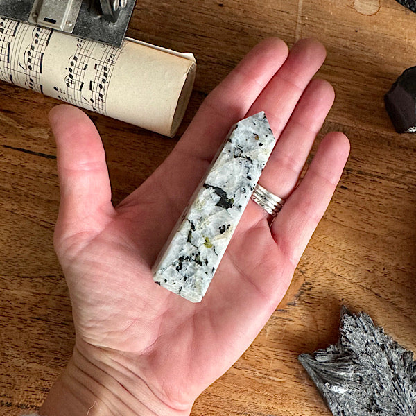 maansteen regenboog toren obelisk punt gepolijst blauwe flash kristallen