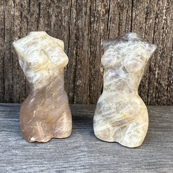 maansteen regenboog torso gepolijst vrouw klein edelstenenmineralenwinkel.nl