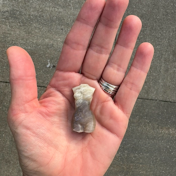 maansteen regenboog torso gepolijst vrouw klein